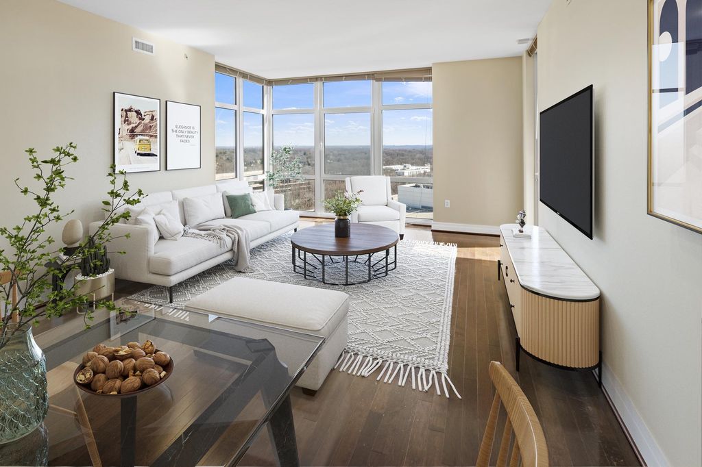 Image 2 of property listing at 8220 CRESTWOOD HEIGHTS DR #1215, Mclean, VA 22102