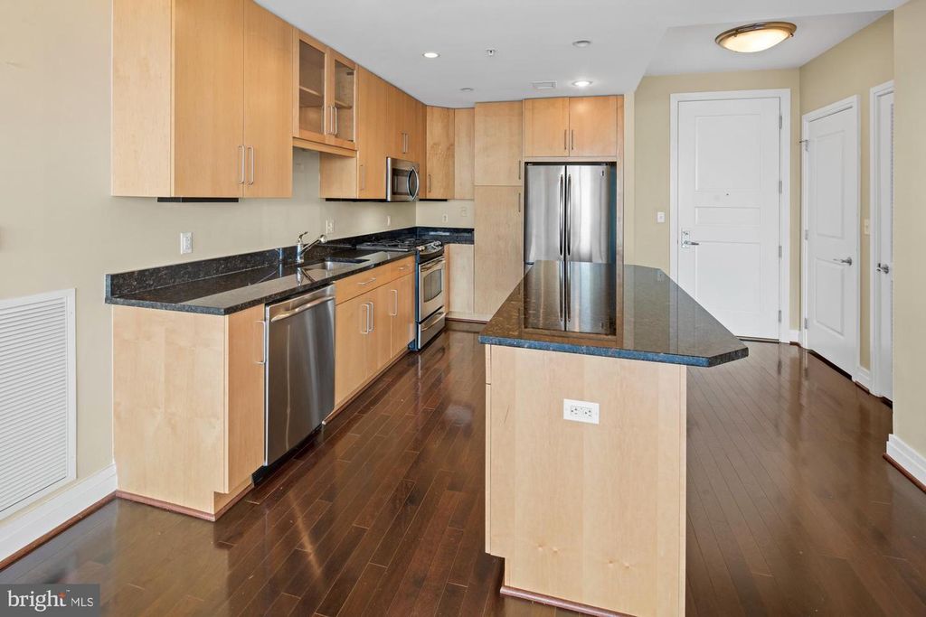Image 13 of property listing at 8220 CRESTWOOD HEIGHTS DR #1215, Mclean, VA 22102