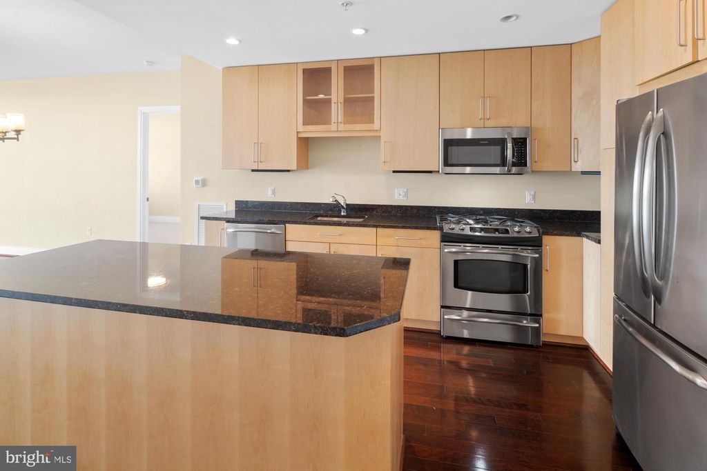 Image 14 of property listing at 8220 CRESTWOOD HEIGHTS DR #1215, Mclean, VA 22102