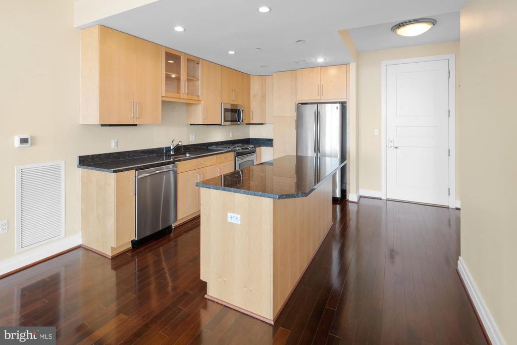 Image 15 of property listing at 8220 CRESTWOOD HEIGHTS DR #1215, Mclean, VA 22102