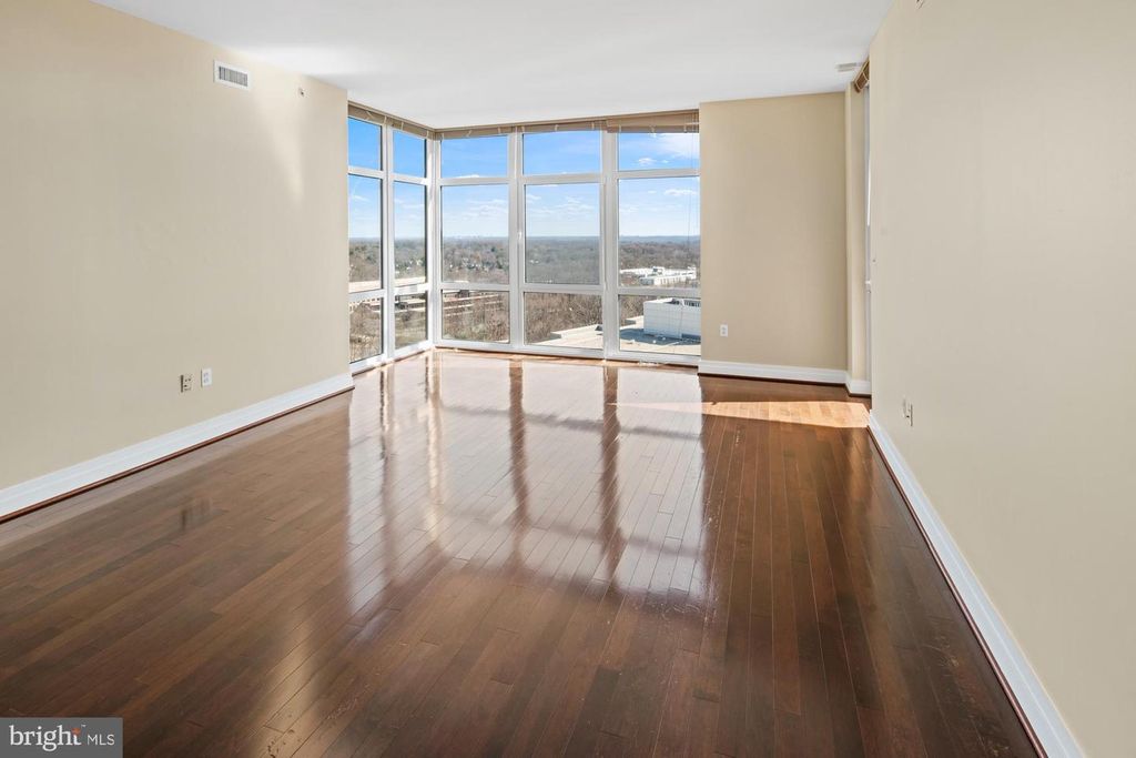 Image 16 of property listing at 8220 CRESTWOOD HEIGHTS DR #1215, Mclean, VA 22102