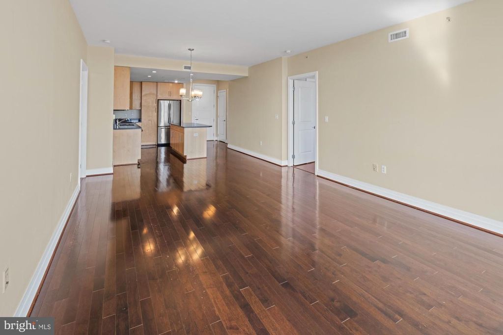 Image 17 of property listing at 8220 CRESTWOOD HEIGHTS DR #1215, Mclean, VA 22102