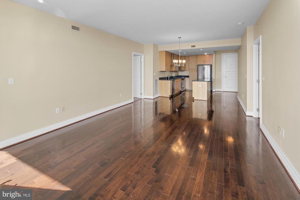 Image 18 of property listing at 8220 CRESTWOOD HEIGHTS DR #1215, Mclean, VA 22102