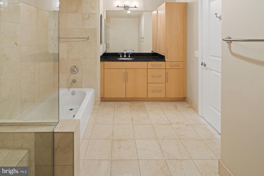 Image 25 of property listing at 8220 CRESTWOOD HEIGHTS DR #1215, Mclean, VA 22102