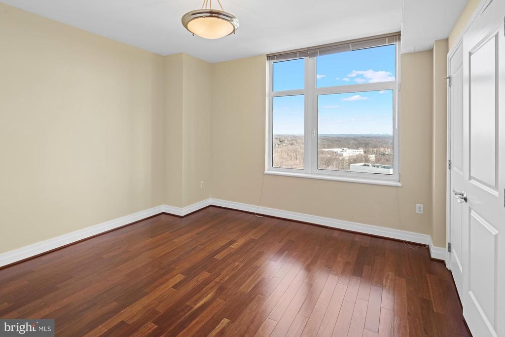 Image 30 of property listing at 8220 CRESTWOOD HEIGHTS DR #1215, Mclean, VA 22102