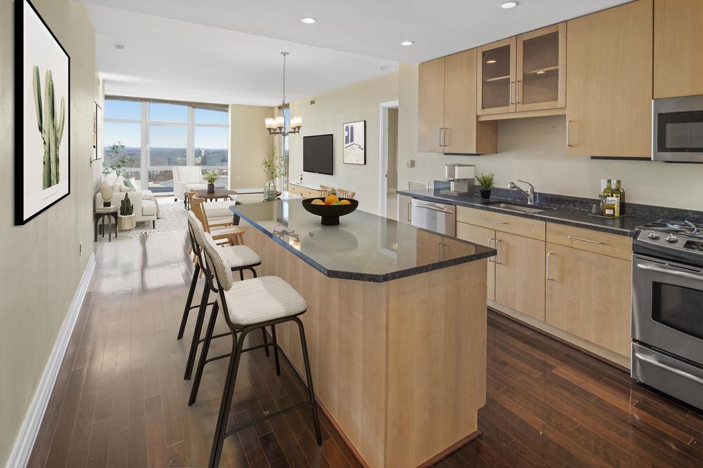 Image 4 of property listing at 8220 CRESTWOOD HEIGHTS DR #1215, Mclean, VA 22102