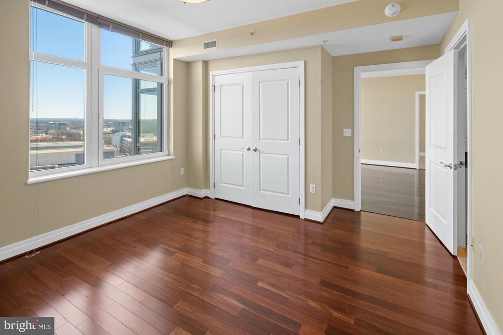 Image 33 of property listing at 8220 CRESTWOOD HEIGHTS DR #1215, Mclean, VA 22102