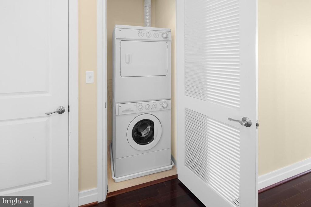 Image 41 of property listing at 8220 CRESTWOOD HEIGHTS DR #1215, Mclean, VA 22102