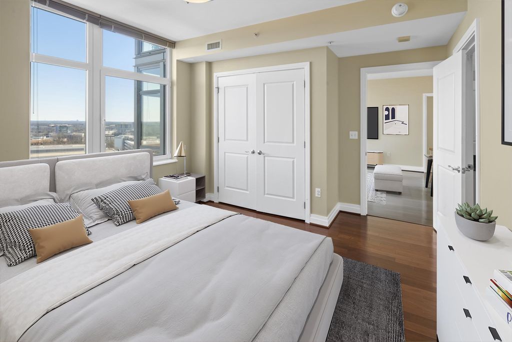 Image 6 of property listing at 8220 CRESTWOOD HEIGHTS DR #1215, Mclean, VA 22102