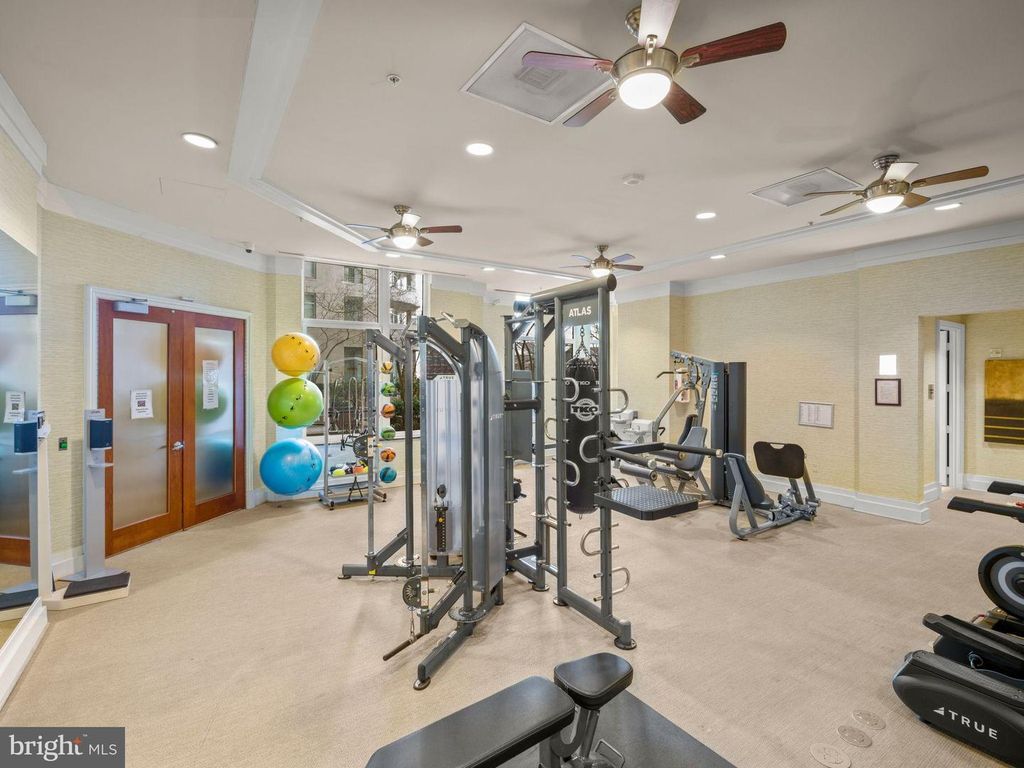 Image 53 of property listing at 8220 CRESTWOOD HEIGHTS DR #1215, Mclean, VA 22102