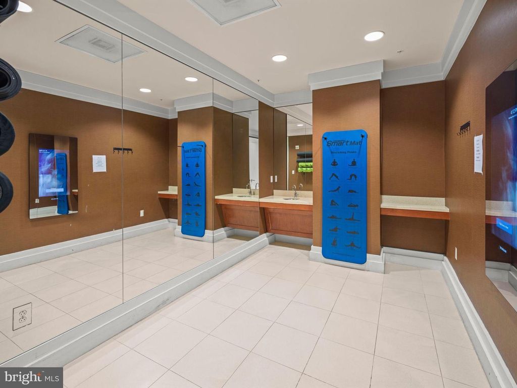 Image 54 of property listing at 8220 CRESTWOOD HEIGHTS DR #1215, Mclean, VA 22102