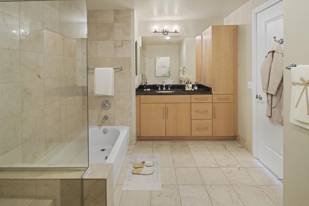 Image 7 of property listing at 8220 CRESTWOOD HEIGHTS DR #1215, Mclean, VA 22102