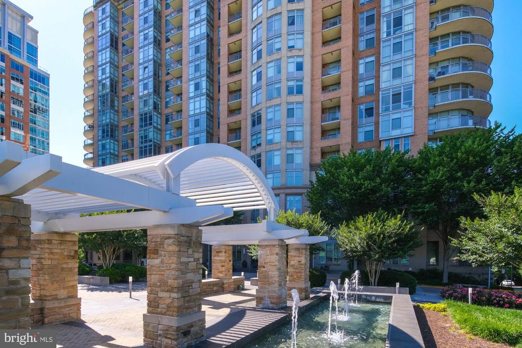 Image 64 of property listing at 8220 CRESTWOOD HEIGHTS DR #1215, Mclean, VA 22102