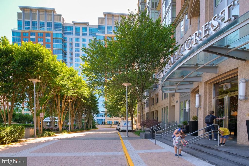 Image 65 of property listing at 8220 CRESTWOOD HEIGHTS DR #1215, Mclean, VA 22102