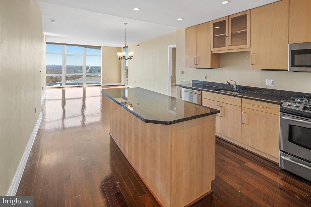 Image 8 of property listing at 8220 CRESTWOOD HEIGHTS DR #1215, Mclean, VA 22102