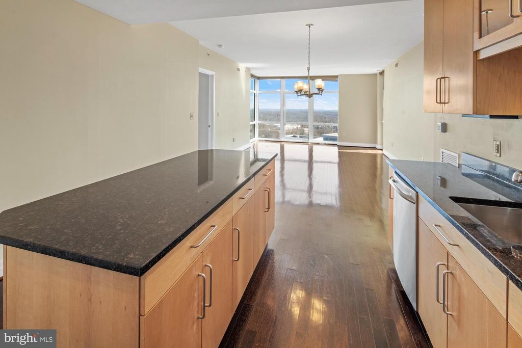 Image 9 of property listing at 8220 CRESTWOOD HEIGHTS DR #1215, Mclean, VA 22102