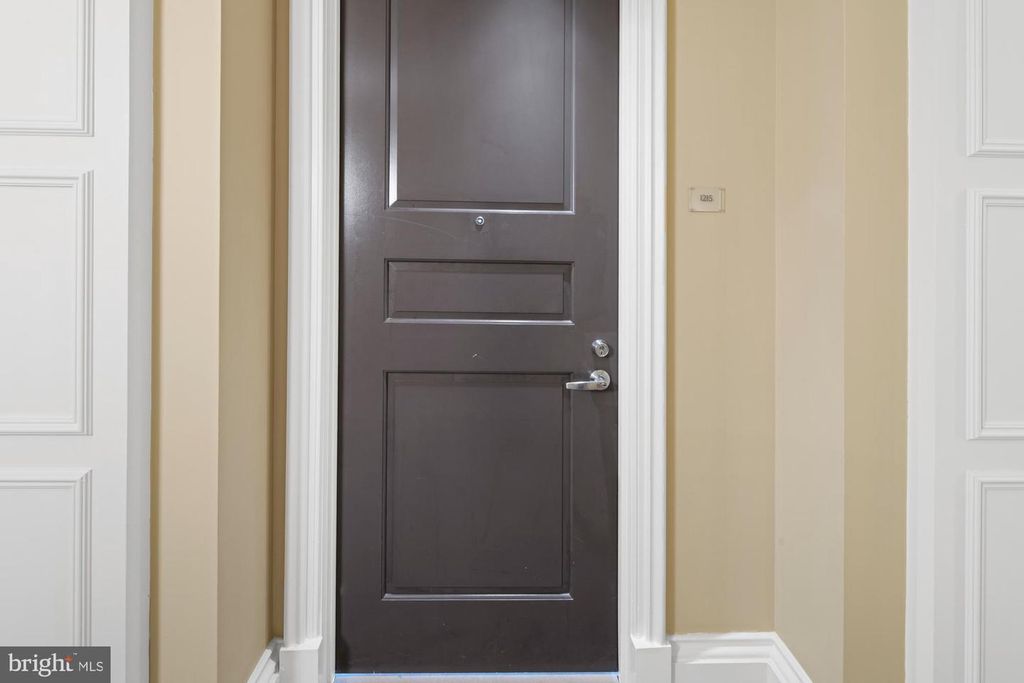 Image 10 of property listing at 8220 CRESTWOOD HEIGHTS DR #1215, Mclean, VA 22102