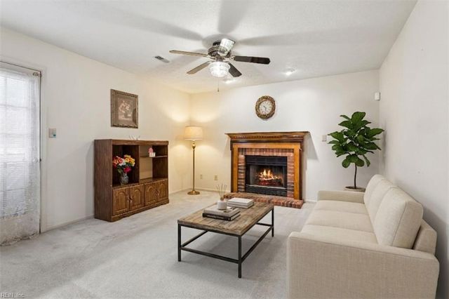 13 Wooded Hill DR, Hampton, VA 23669