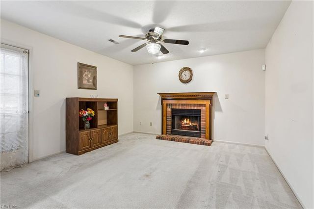 13 Wooded Hill DR, Hampton, VA 23669