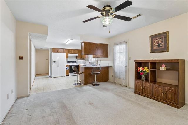 13 Wooded Hill DR, Hampton, VA 23669