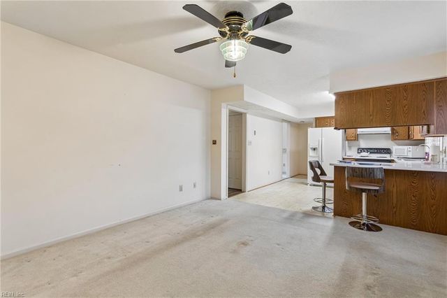 13 Wooded Hill DR, Hampton, VA 23669