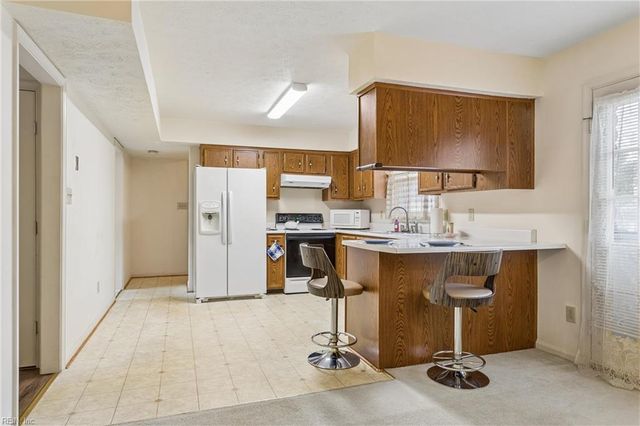 13 Wooded Hill DR, Hampton, VA 23669