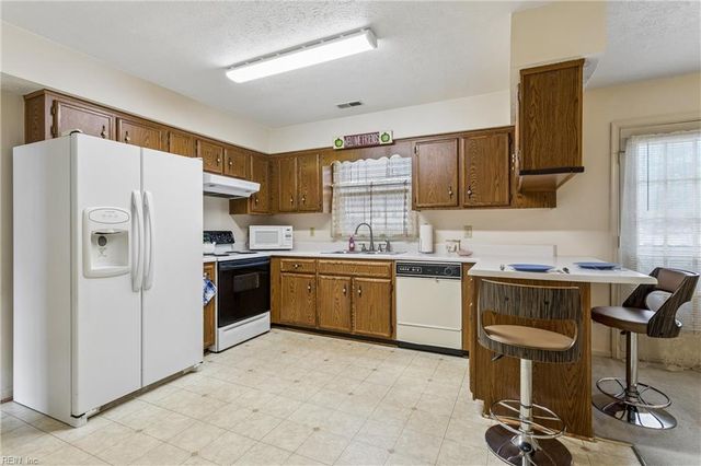 13 Wooded Hill DR, Hampton, VA 23669