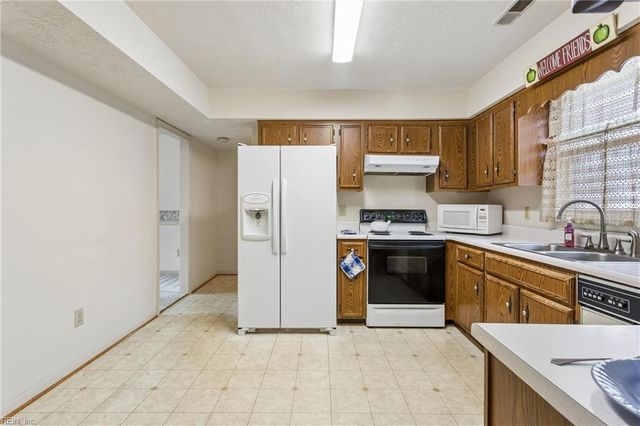 13 Wooded Hill DR, Hampton, VA 23669