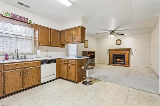13 Wooded Hill DR, Hampton, VA 23669