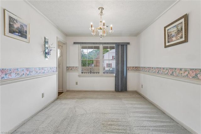 13 Wooded Hill DR, Hampton, VA 23669