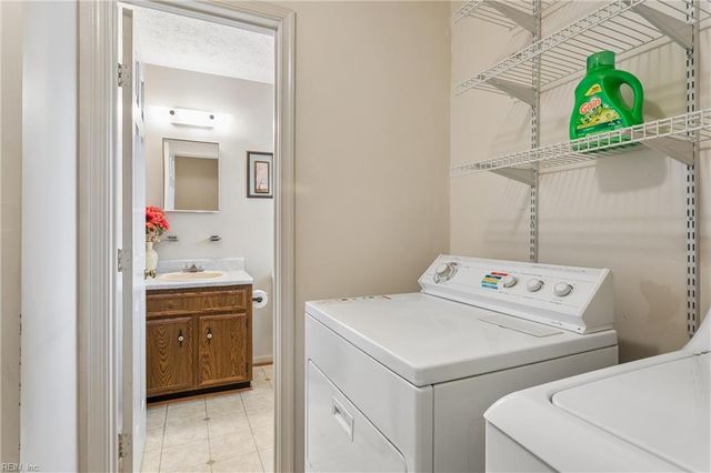 13 Wooded Hill DR, Hampton, VA 23669