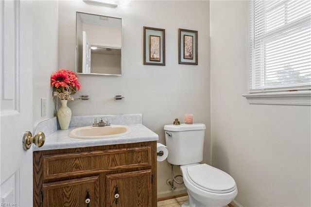 13 Wooded Hill DR, Hampton, VA 23669