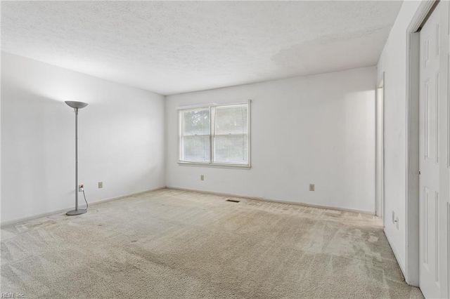 13 Wooded Hill DR, Hampton, VA 23669
