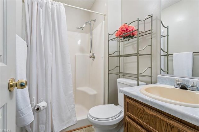 13 Wooded Hill DR, Hampton, VA 23669