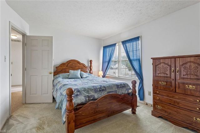 13 Wooded Hill DR, Hampton, VA 23669