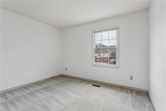13 Wooded Hill DR, Hampton, VA 23669