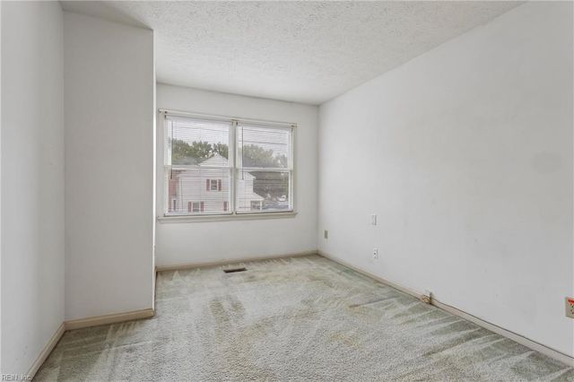 13 Wooded Hill DR, Hampton, VA 23669
