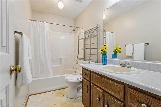13 Wooded Hill DR, Hampton, VA 23669