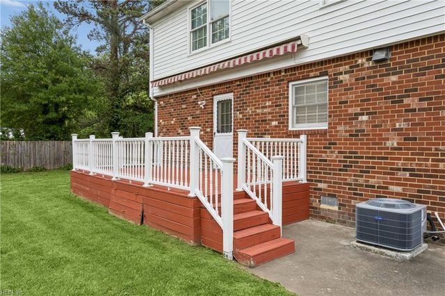 13 Wooded Hill DR, Hampton, VA 23669