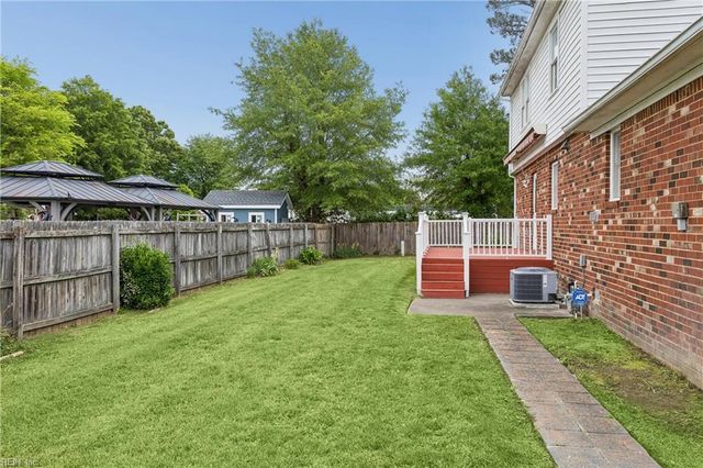 13 Wooded Hill DR, Hampton, VA 23669