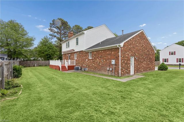13 Wooded Hill DR, Hampton, VA 23669
