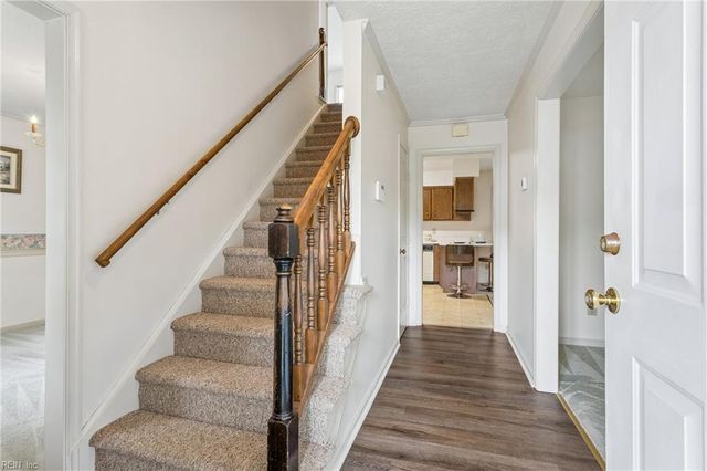 13 Wooded Hill DR, Hampton, VA 23669