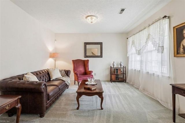 13 Wooded Hill DR, Hampton, VA 23669