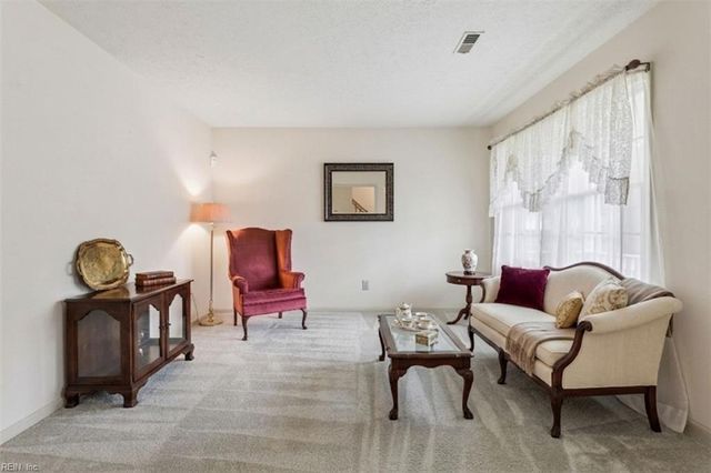 13 Wooded Hill DR, Hampton, VA 23669