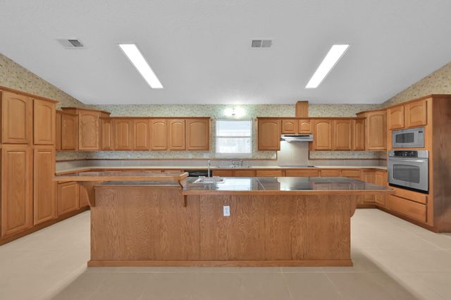 121 Magnolia Boulevard, New Caney, TX 77357