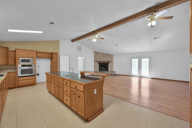 121 Magnolia Boulevard, New Caney, TX 77357