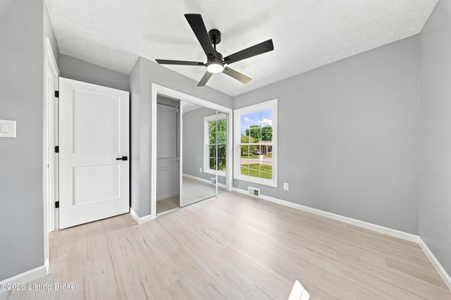 6802 Tropic Ct, Louisville, KY 40219