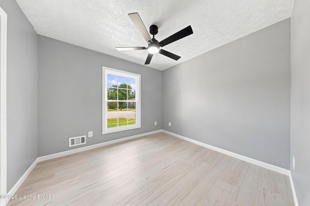 6802 Tropic Ct, Louisville, KY 40219