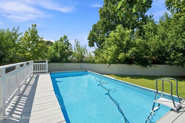 6802 Tropic Ct, Louisville, KY 40219