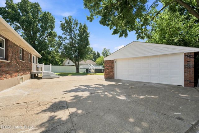 6802 Tropic Ct, Louisville, KY 40219